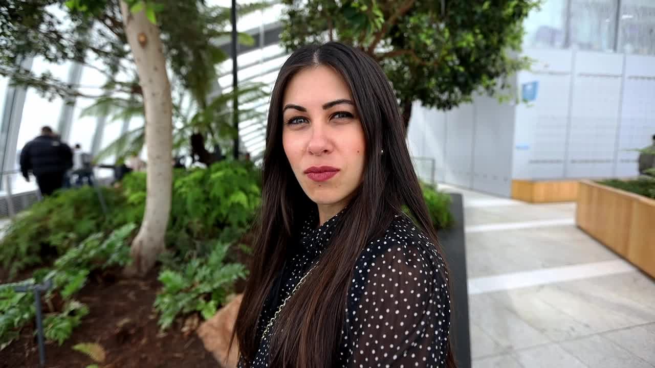 una linda chica morena con una mirada ardiente, mirando directamente a la cámara