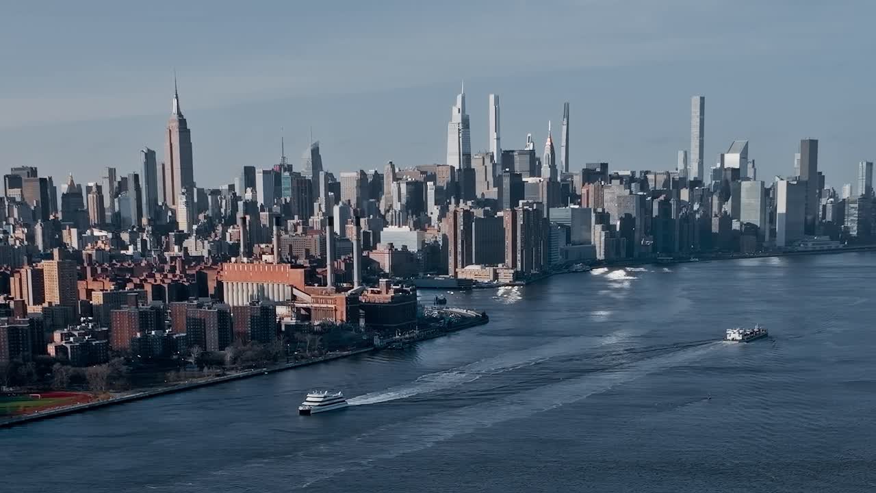 Horizonte de Manhattan y East River con Tráfico de Embarcaciones