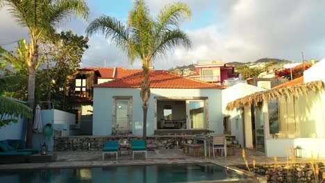 Toma-De-Drone-De-Una-Pequeña-Casa-Linda-Con-Piscina-En-Madeira