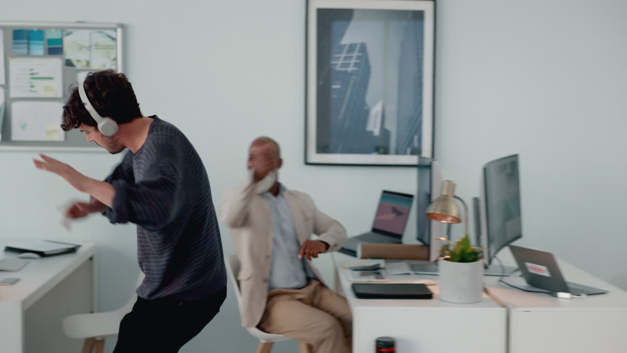 Mandlig designer danser med musikhovedtelefoner