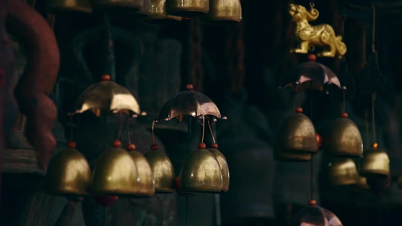 집 에 행운 과 웰빙 을 가져다 준다고 믿어지는 청동 바람 종 이나  ⁇  슈이 종 을 매달고 있다