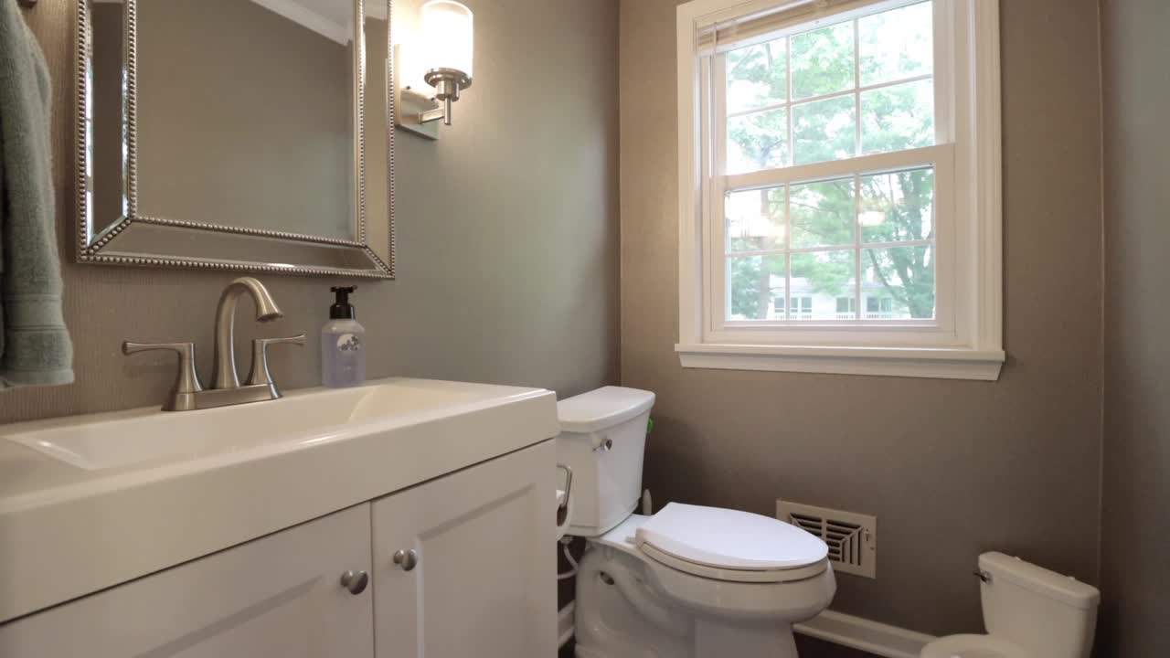 imágenes de cardán empujando hacia un pequeño baño de lujo y un inodoro.