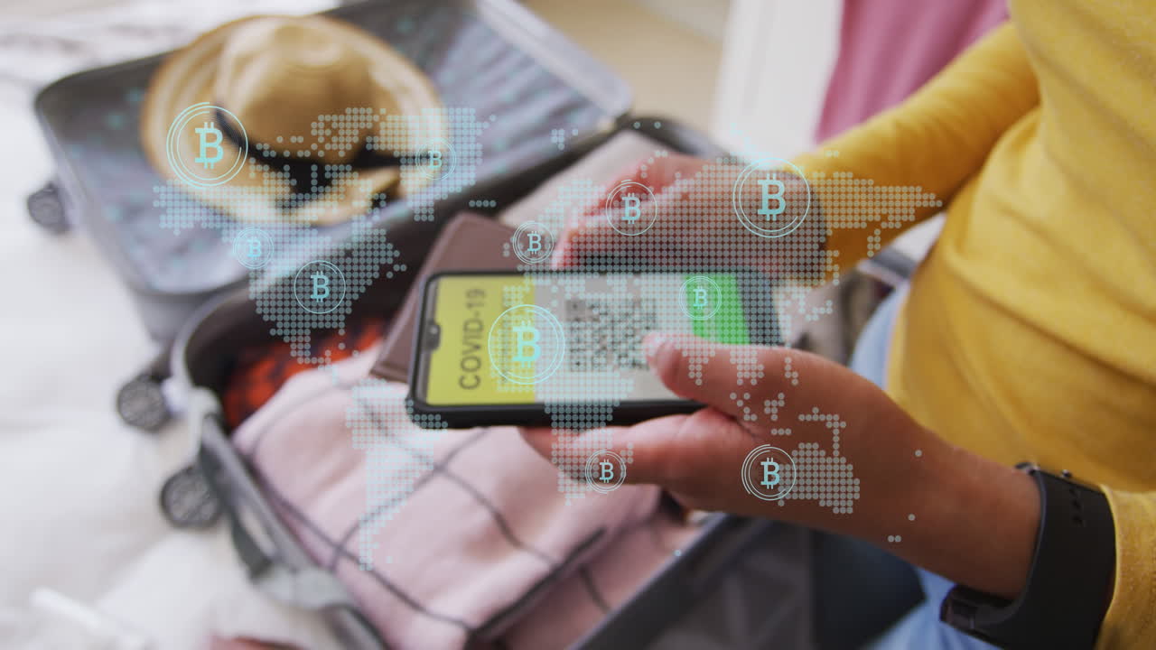 animación del procesamiento de datos sobre una mujer biracial usando un teléfono inteligente