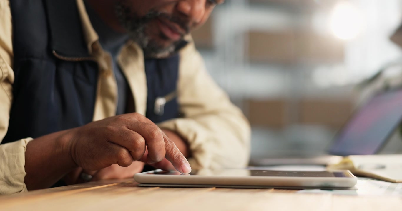 Moden mand bruger digital tablet på kontorarbejdsplads