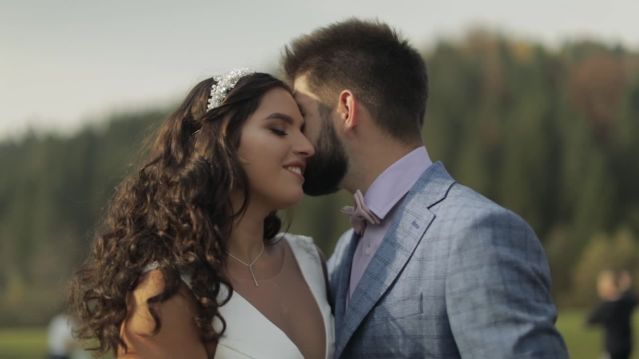 Novio con novia en el parque. Pareja de boda. Familia feliz enamorada