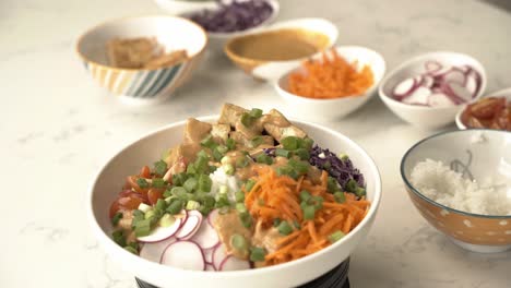 Weitwinkelaufnahme-Einer-Poke-Bowl-Mit-Leuchtenden-Farben,-Farbenfrohen,-Lebendigen-Zutaten-In-Einer-Schüssel,-Rohkost,-Veganes-Essen