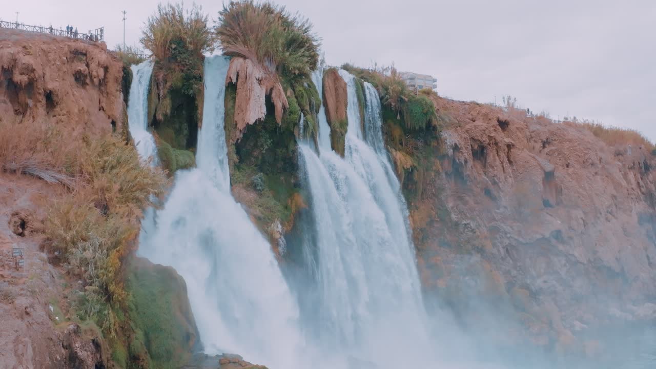 경치 좋은 풍경 에 있는 아름다운 폭포