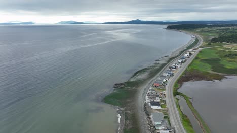 Drohnenansicht-Von-Häusern-Auf-Whidbey-Island-Mit-Blick-Auf-Die-Weite-Des-Pazifischen-Ozeans