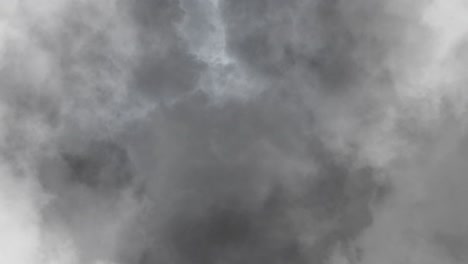 una tormenta que golpeó y ardió dentro de la nube gris