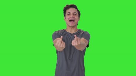 hombre indio enojado mostrando la pantalla verde del dedo medio