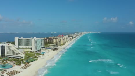 vista aérea panorámica de la zona hotelera de cancún durante el día