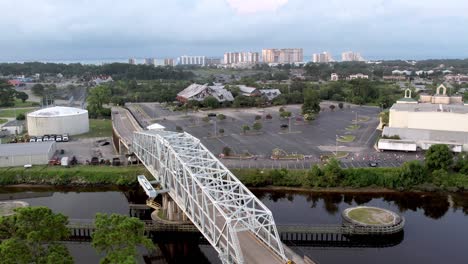 Hohe-Luftaufnahme-über-Die-Drehbrücke-In-North-Myrtle-Beach,-South-Carolina