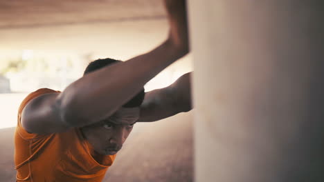 Un-Joven-Deportista-Estirándose-Mientras-Hace-Ejercicio