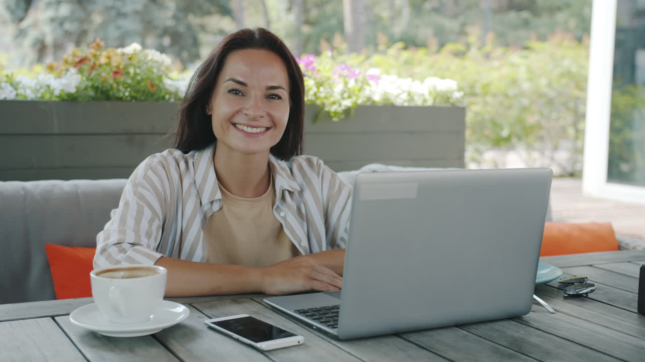 mujer trabajando en un café al aire libre