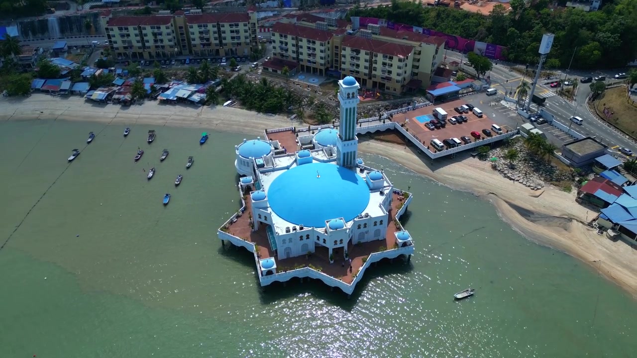 Sultan Ahmad Shah Moské, der flyder på vandet med omkringliggende både og lejlighedsbygninger i Tanjung Bungah, Penang. Smuk luftudsigt.