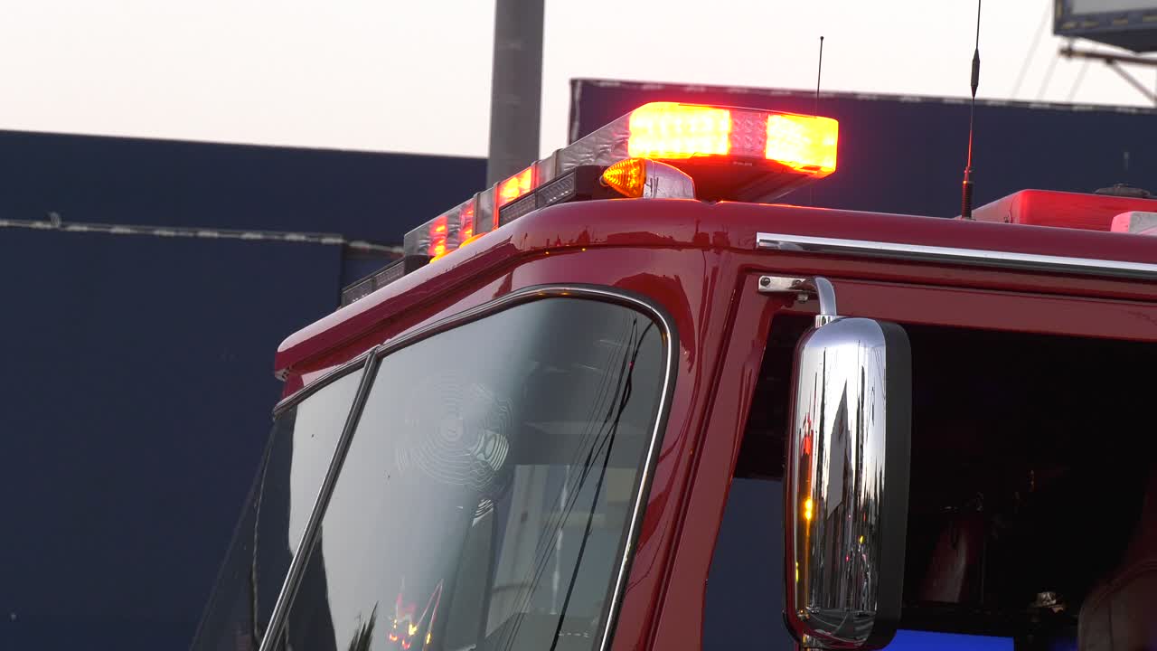 소방차에 빨간 불빛이  ⁇ 박이고 있습니다.