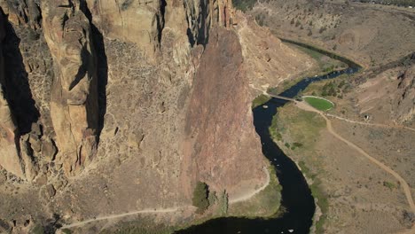 Toma-Aérea-Del-Parque-Estatal-Smith-Rock-En-El-Centro-De-Oregon