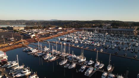 barcos en puerto a finales de verano k drone