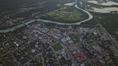 Banff-Ab-Canada-Vista-Aérea-V4-A-Gran-Altitud-Sobrevuelo-De-La-Ciudad-Capturando-El-Río-Bow,-Los-Lagos-Bermellón,-El-Valle-Boscoso,-El-Pico-Nevado-Y-Las-Montañas-En-Cascada---Filmado-Con-Mavic-3-Pro-Cine---Julio-De-2023