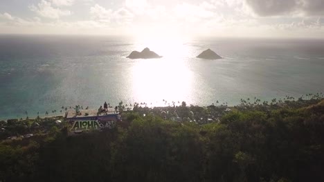 Wanderung-Zum-Wunderschönen-Strand-Von-Hawaii-Mit-Ein-Paar-Pillendosen-Ganz-Oben