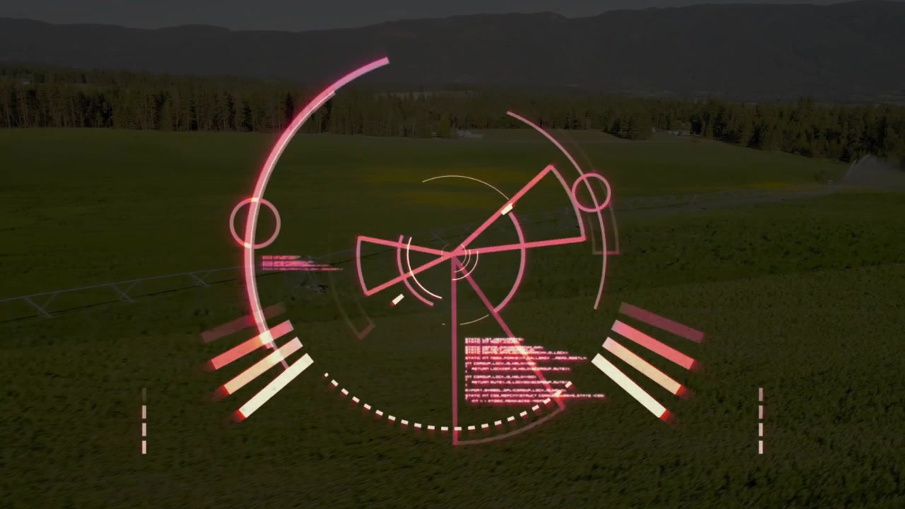 Bred luftfotoåbning, der initierer en lyserød HUD-grafik, der toner ind og roterer til landbrugsanalyse.