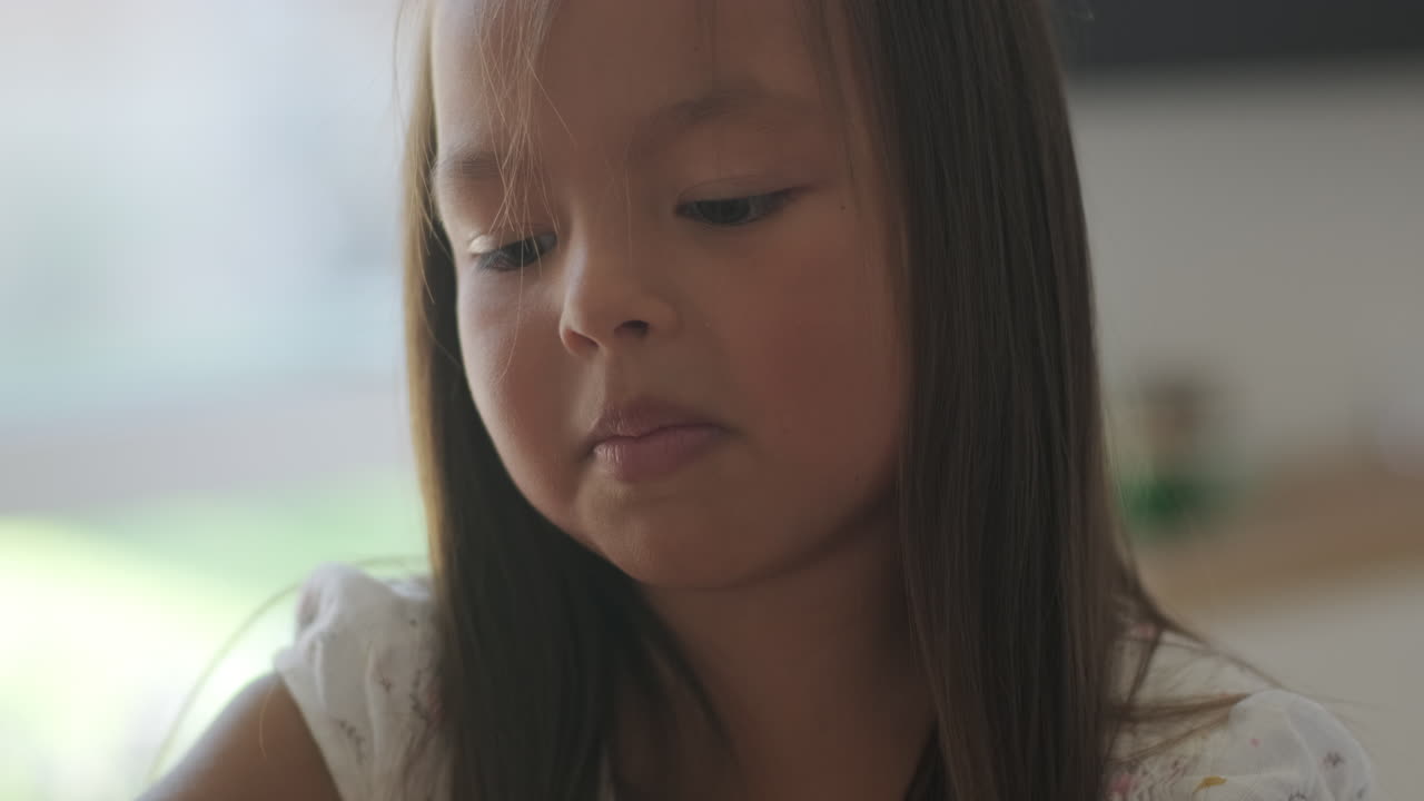 una joven haciendo un brazalete