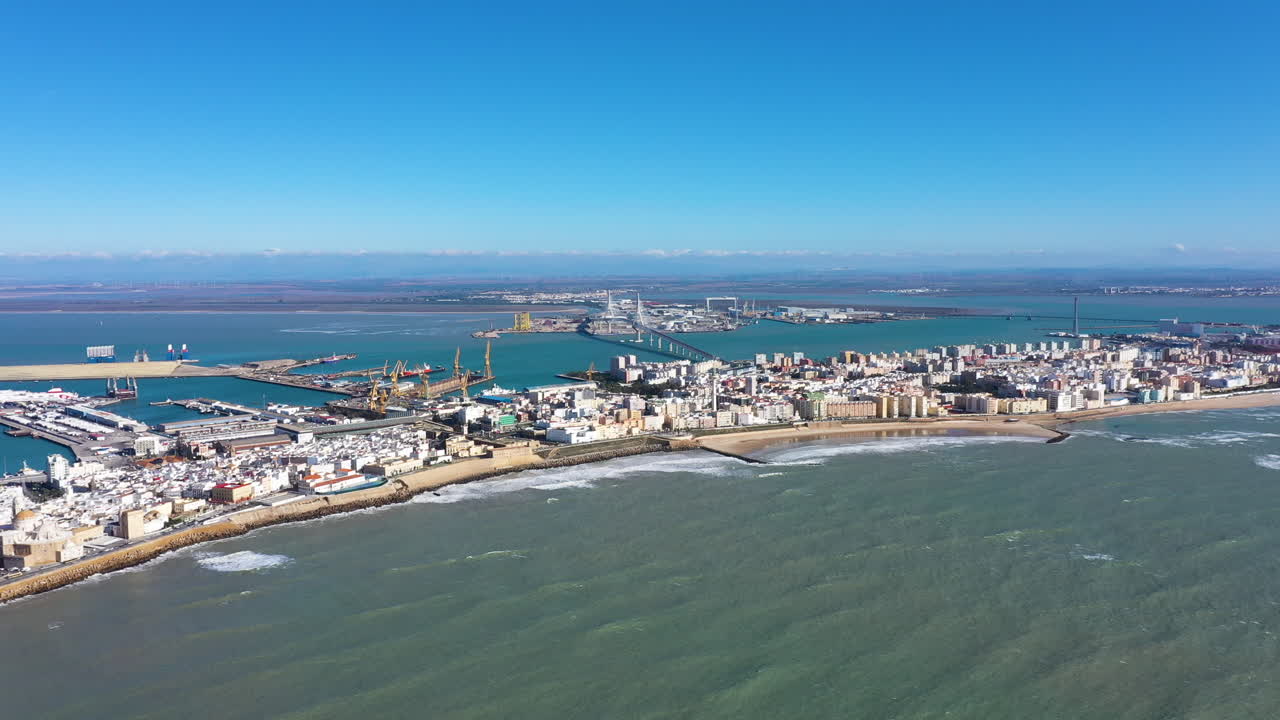 Cadice, Spagna, una delle città abitate ininterrottamente più antiche, vista aerea soleggiata