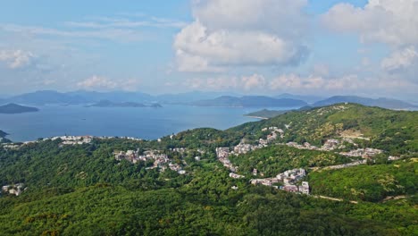 Pueblo-Secreto-En-La-Montaña-En-Tseung-Kwan-O-Cerca-Del-Mar,-Hong-Kong