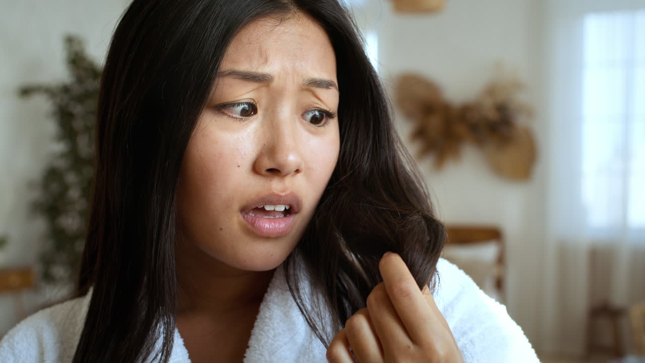 그녀의 머리에 대해 걱정하는 여자