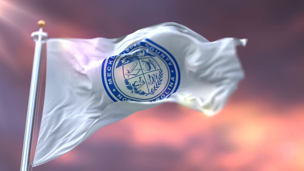bandera del condado de mecklenburg al atardecer, en carolina del norte, en los estados unidos - bucle