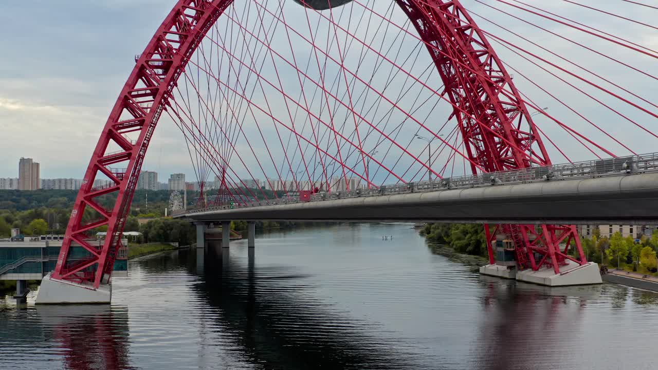 러시아, 모스크바, 교통 체증이 심한 거대한 붉은 고속도로 교량 근처에서 공중 드론이 날아간다
