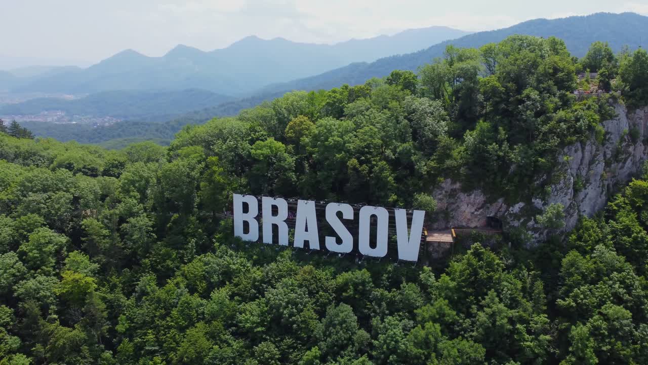 Vista aerea dell'insegna di Brașov in stile Hollywood con montagne in silhouette sullo sfondo - Brașov, Romania.