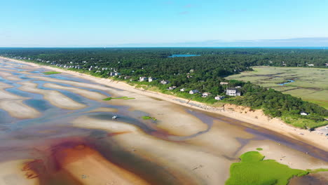 cape cod bay 的無人機拍攝的海灣邊的海灘在低潮和沙丘和沼澤的海灘房子