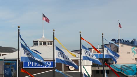 fahnen wehen am pier 39 in san francisco