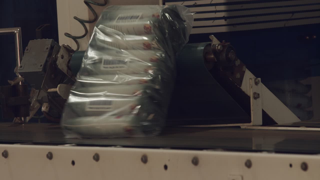 공장 컨베이어 벨트에서 갓 포장된 커피 원두