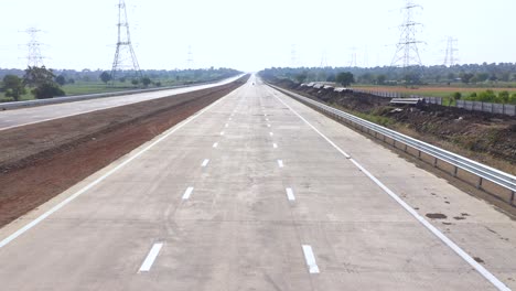 Nueva-Carretera-De-Autopista-Aún-No-Abierta-A-Los-Automovilistas-En-Un-Día-Soleado