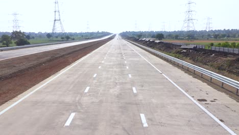 nueva carretera de autopista aún no abierta a los automovilistas en un día soleado