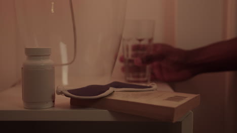 술 을 마시고 약 을 복용 하는 여자