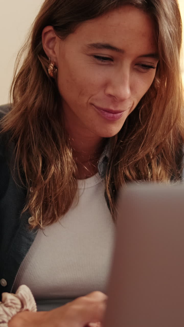 Jovem Feliz Sorrindo e Digitanto no Laptop