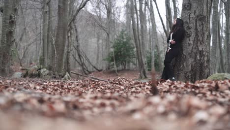 latino lidiando con la depresión solo en montseny españa