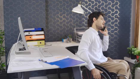 Behinderter-Büroangestellter,-Der-Nervös-Am-Telefon-Spricht.