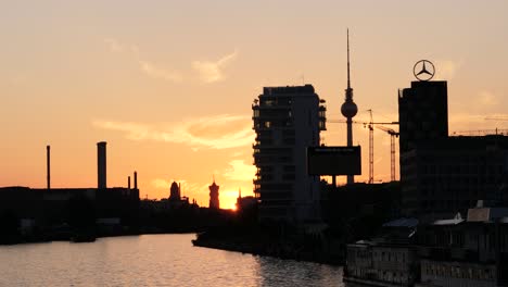 puesta de sol sobre el horizonte de berlín