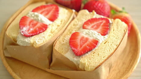 pancake-sandwich-strawberry-fresh-cream