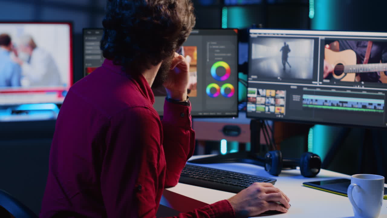 editor de video que selecciona cuadros clave para el montaje de video, utilizando aplicaciones de software especializadas