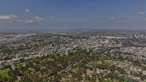 San-Diego-California-Vista-Panorámica-Aérea-V76-Sobre-El-Parque-Balboa-Capturando-A-Través-De-Los-Barrios-Montañosos,-El-Aeropuerto,-El-Paisaje-Urbano-Del-Centro-Y-La-Isla-Norte-De-Coronado---Rodada-Con-El-Cine-Mavic-3---Septiembre-De-2022