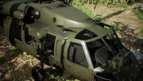 helicóptero militar en la selva profunda