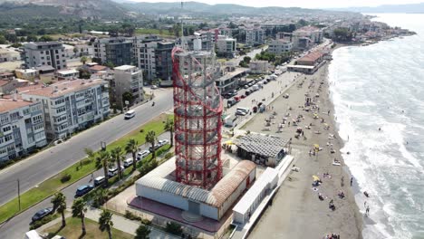 imágenes de drones de la torre de radar marina en la playa de izmir, el azul mar egeo con una playa al lado