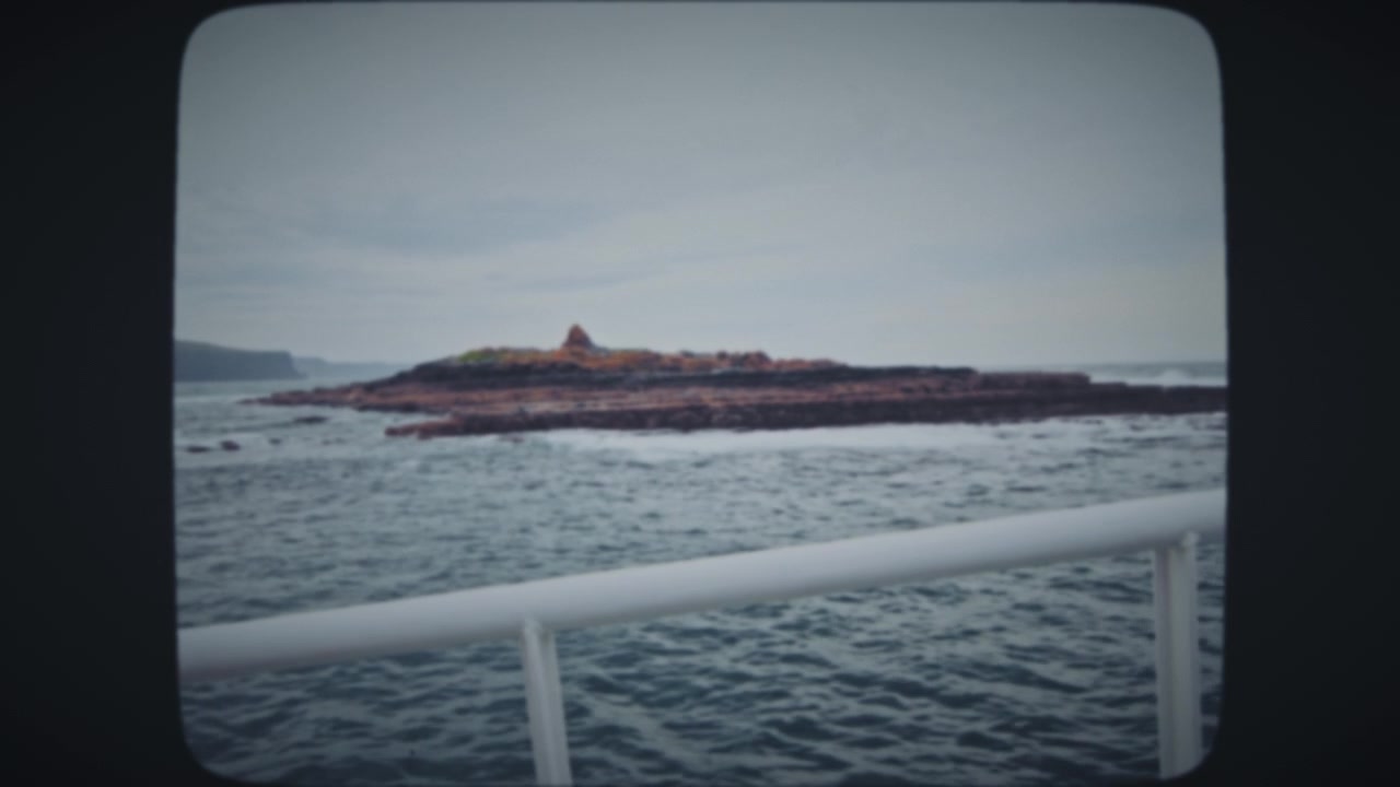 Vista de uma ilha rochosa de um barco