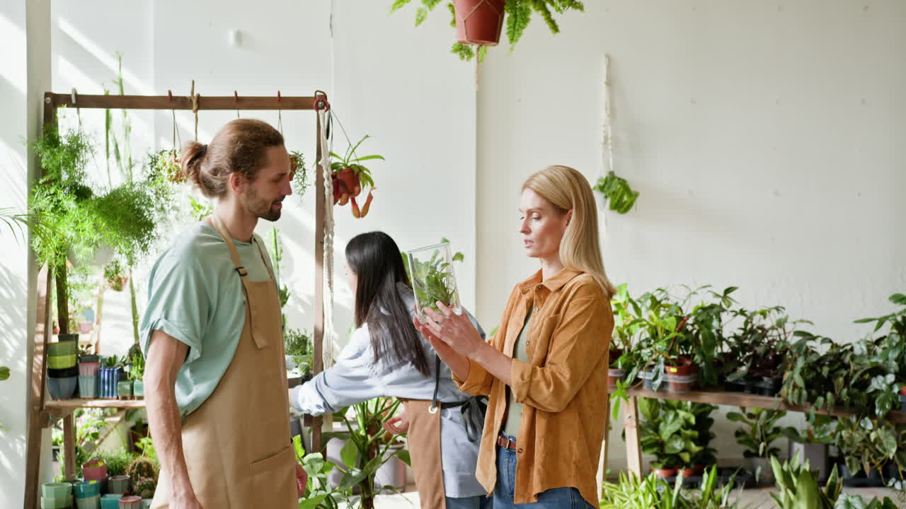 고객 이 꽃 가게 에서 식물 에 대해 논의 하고 있다