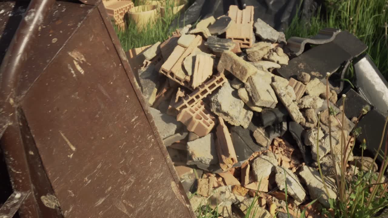 바위 와 쓰레기 를 쌓아 놓은  ⁇ 바구니 를 풀고 있는 사람 의 정적 촬영